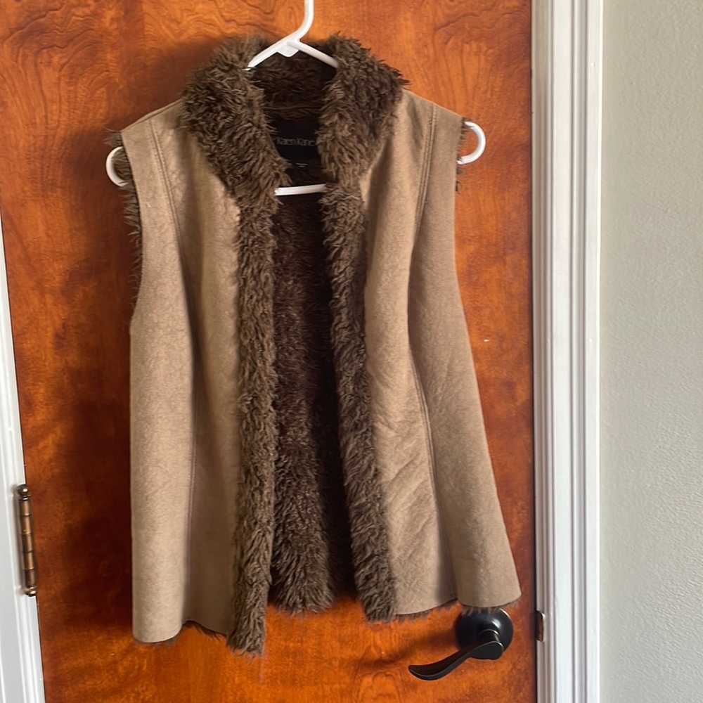 Karen Kane suede and faux fur vest. Medium